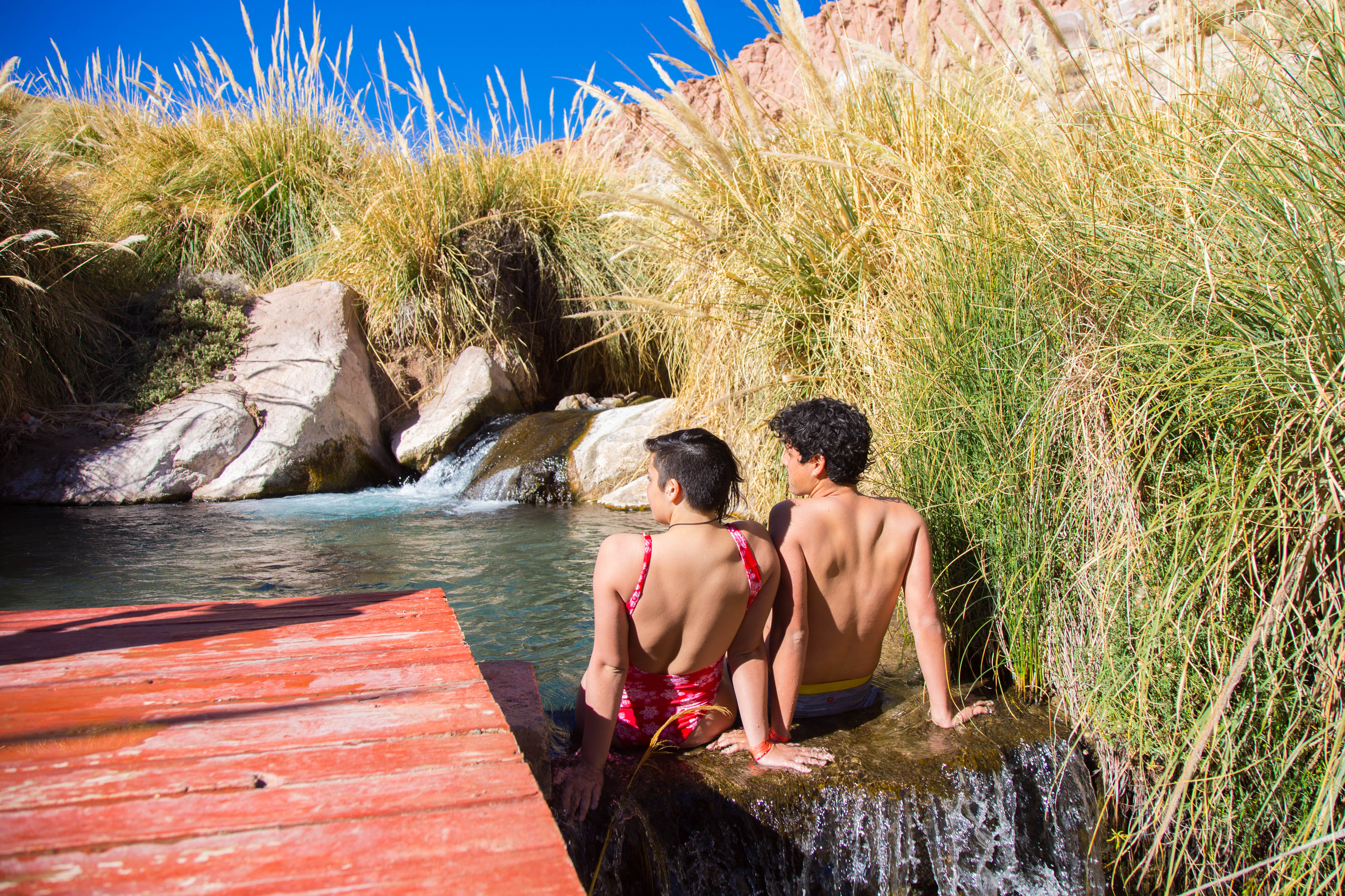 Pareja en las aguas de las termas de puritama en San Pedro de Atacama