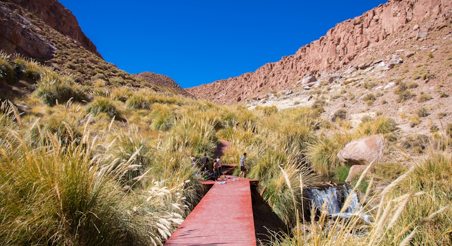 Turistas en las termas de puritama en San Pedro de Atacama