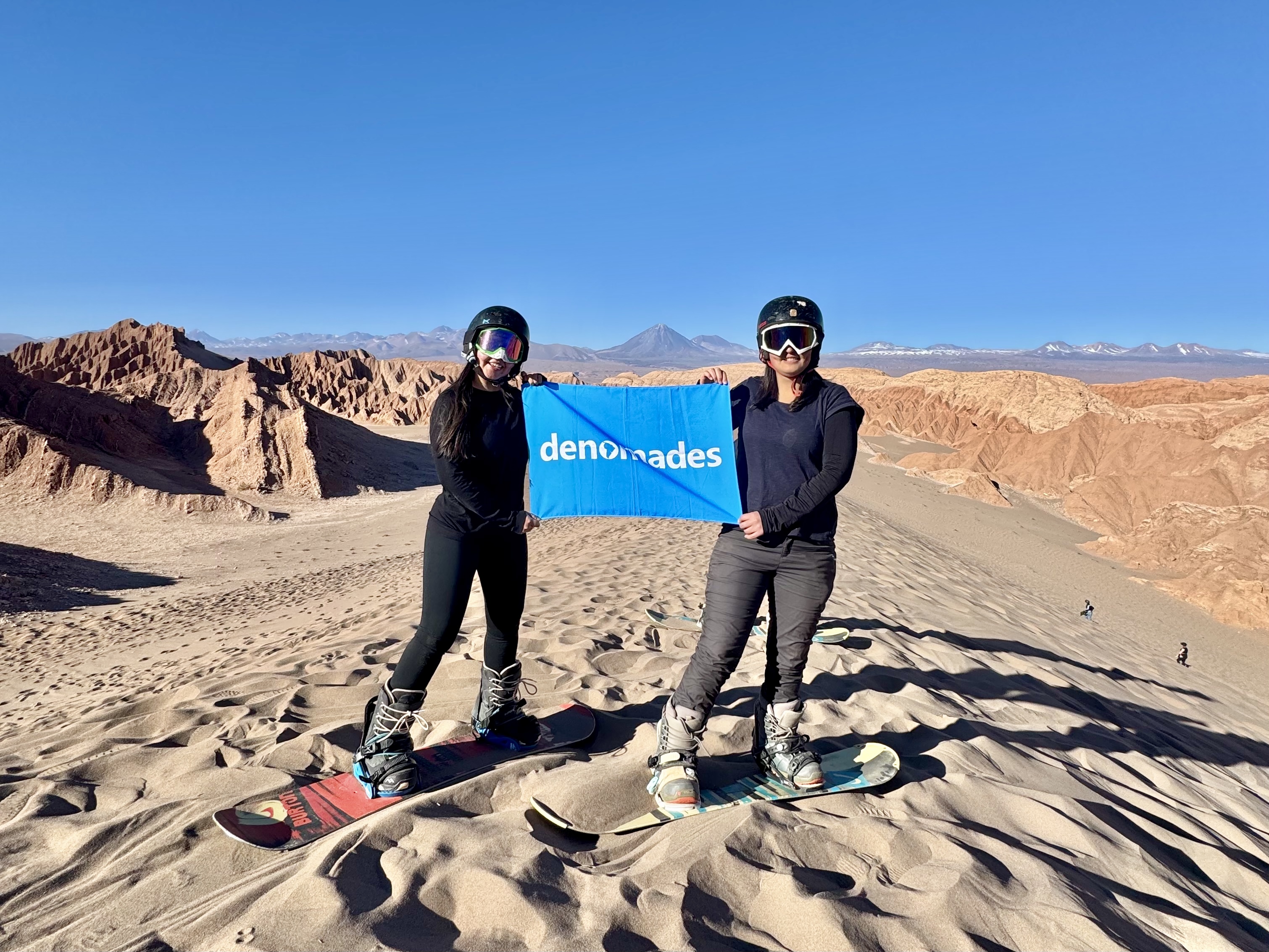 Turistas con Bandera Nomades en Sandboard