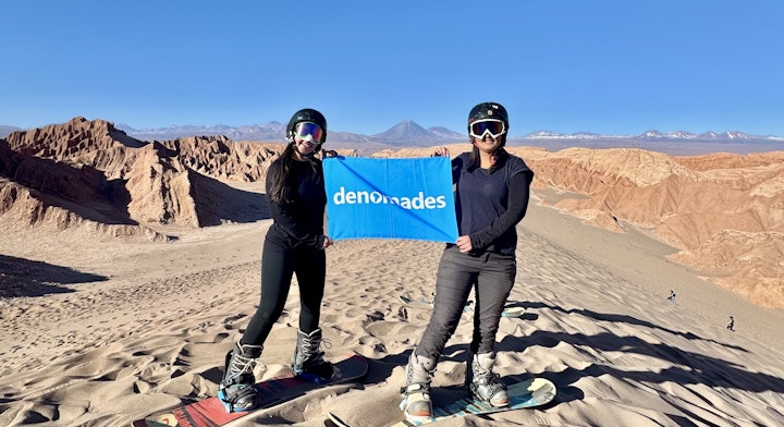 Turistas con Bandera Nomades en Sandboard