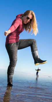 Imagen Salar de Uyuni (4 días) en San Pedro de Atacama Persona en el Salar de Uyuni con efecto espejo haciendo una pose con perspectiva.