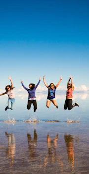 Imagen Salar de Uyuni (3 días) en San Pedro de Atacama Salto en el agua Salar de Uyuni