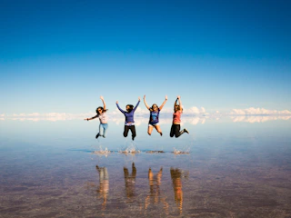 Imagen Salar de Uyuni (3 días) en San Pedro de Atacama Salto en el agua Salar de Uyuni