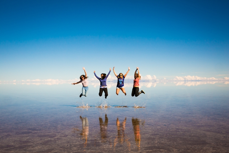 Salto en el agua Salar de Uyuni