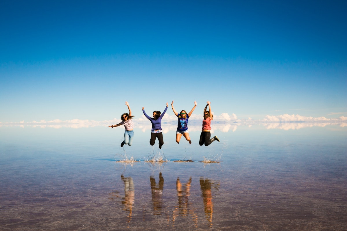 Salto en el agua Salar de Uyuni Salto en el agua Salar de Uyuni