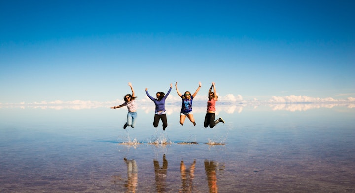 Salto en el agua Salar de Uyuni