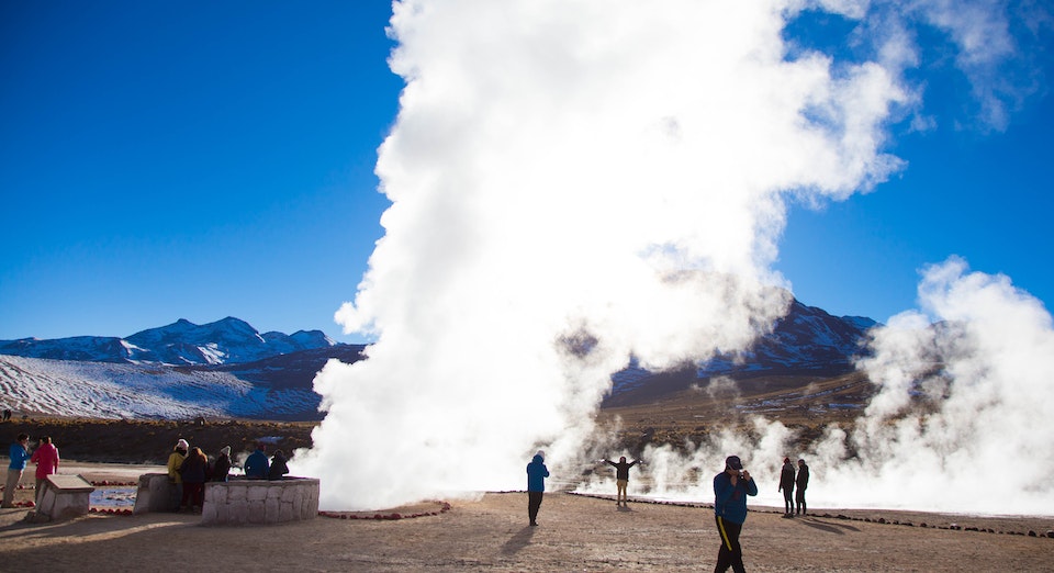 Personas y fumarolas de los Geysers del Tatio