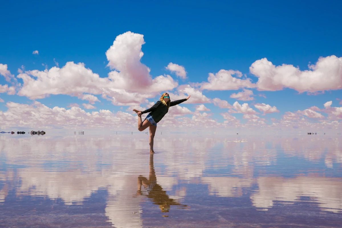 Mujer haciendo una pose en el Salar de Uyuni con efecto espejo. Mujer haciendo una pose en el Salar de Uyuni con efecto espejo.