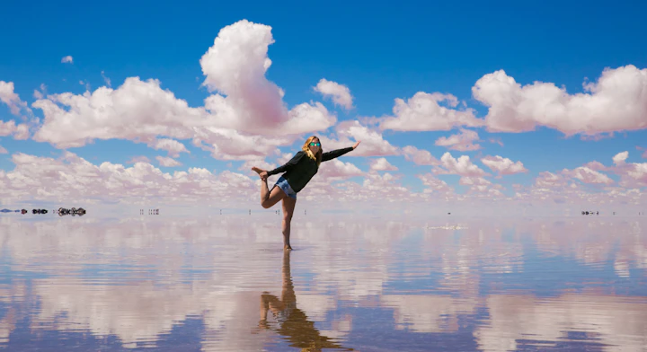 Mujer haciendo una pose en el Salar de Uyuni con efecto espejo.
