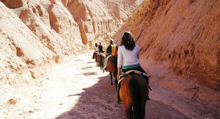 Grupo a caballo en San Pedro