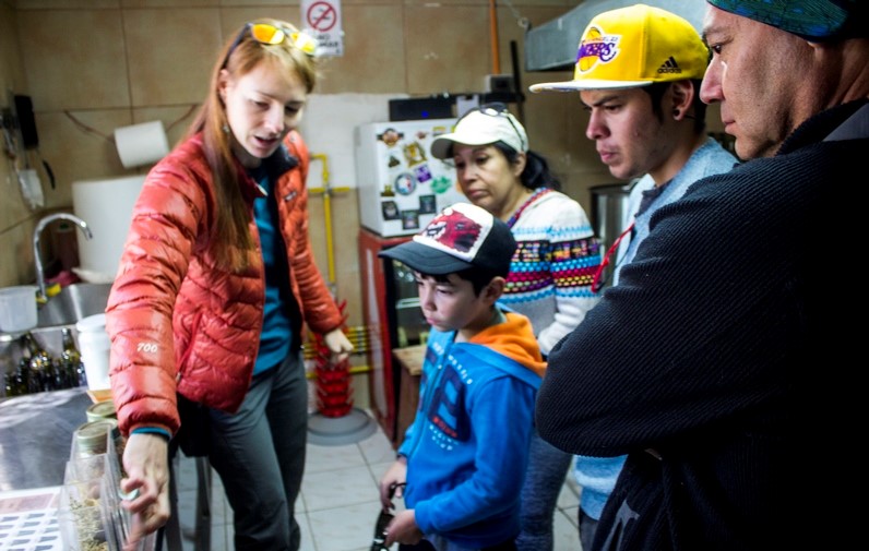 grupo con guía en el tour gastronómico en San Pedro de Atacama