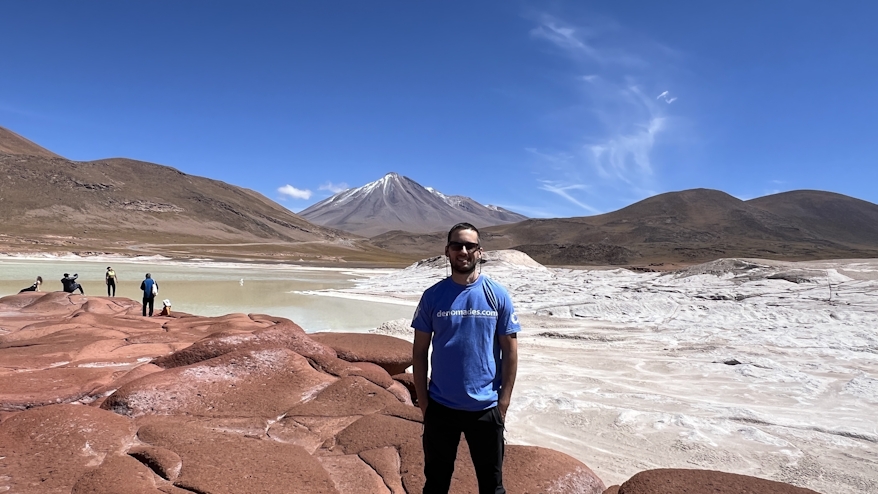 Persona en Piedras Rojas con volcán Licancabur