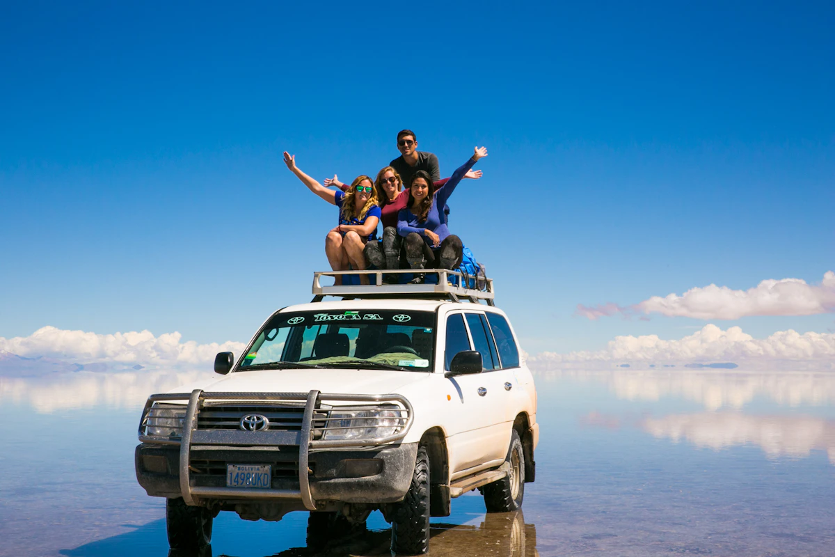 Personas sobre un Jeep en el Salar de Uyuni con efecto espejo. Personas sobre un Jeep en el Salar de Uyuni con efecto espejo.