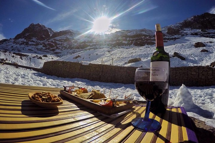 Degustación de vino en la cordillera