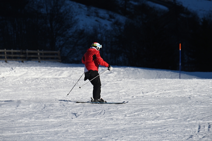 Persona esquiando