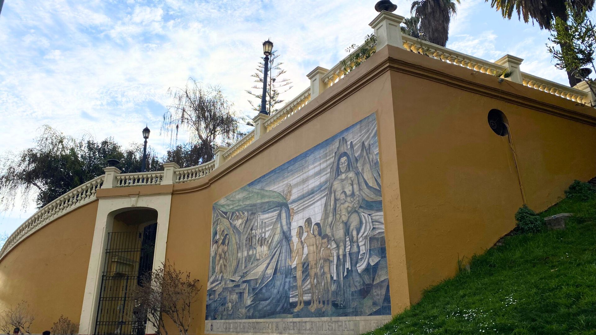 Mural La Ciudad de Santiago a Gabriela Mistral