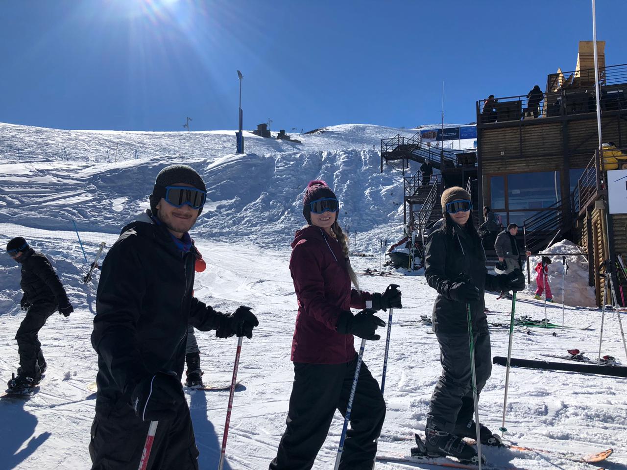 Jóvenes haciendo esqui en La Parva