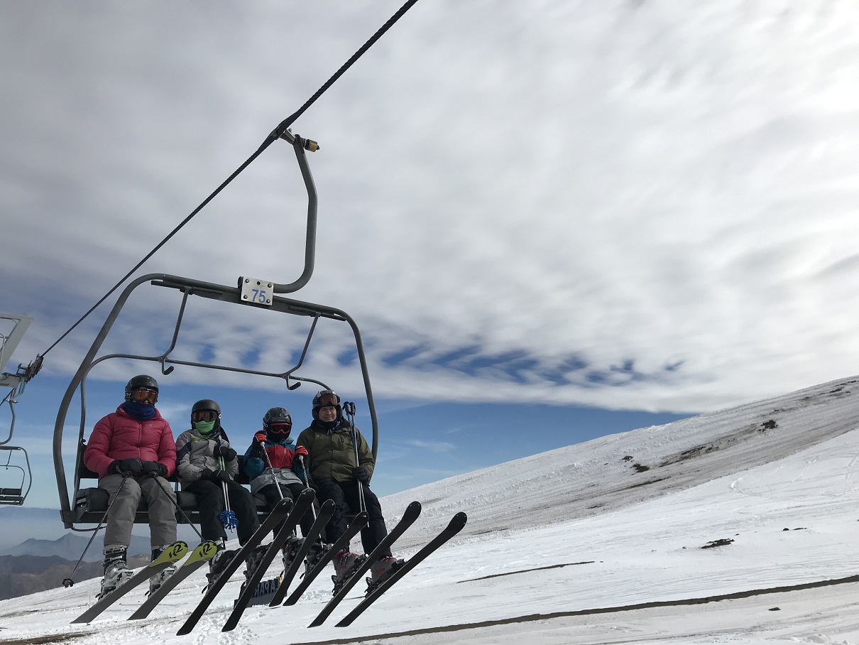 Personas en los andariveles en La Parva