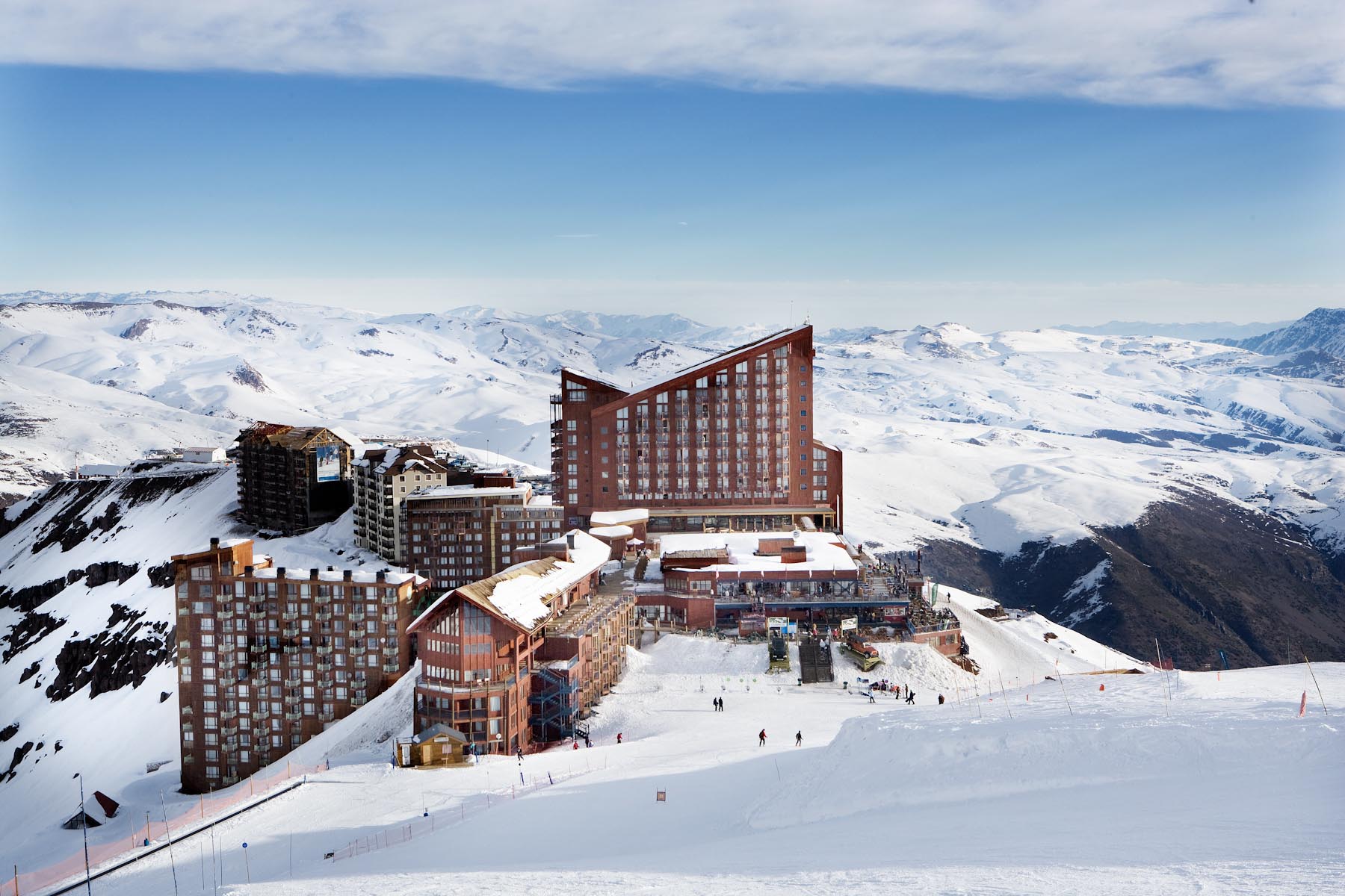 Vista aérea del hotel y resort Valle Nevado rodeado de pistas nevadas en los Andes chilenos