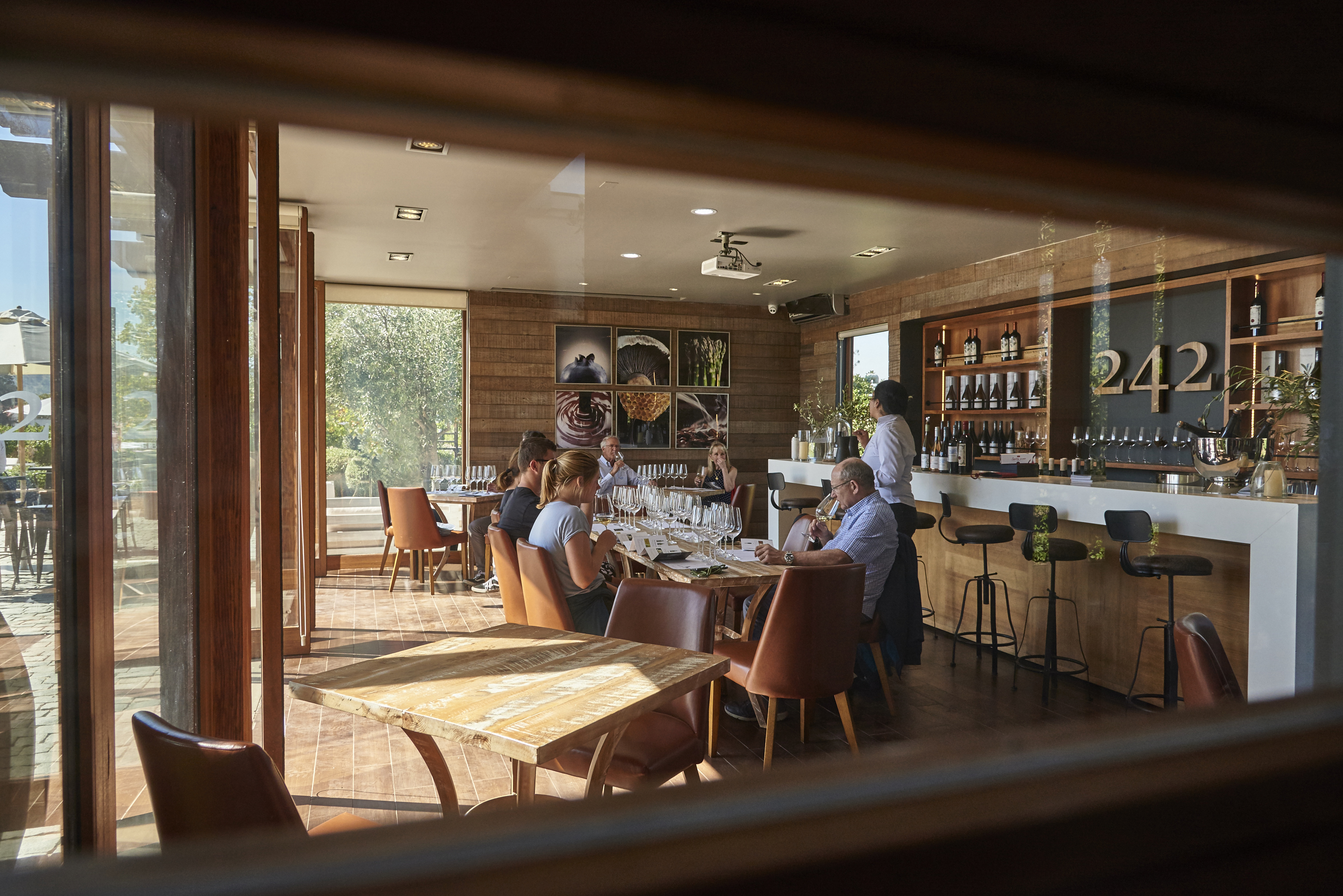 Personas degustando vino