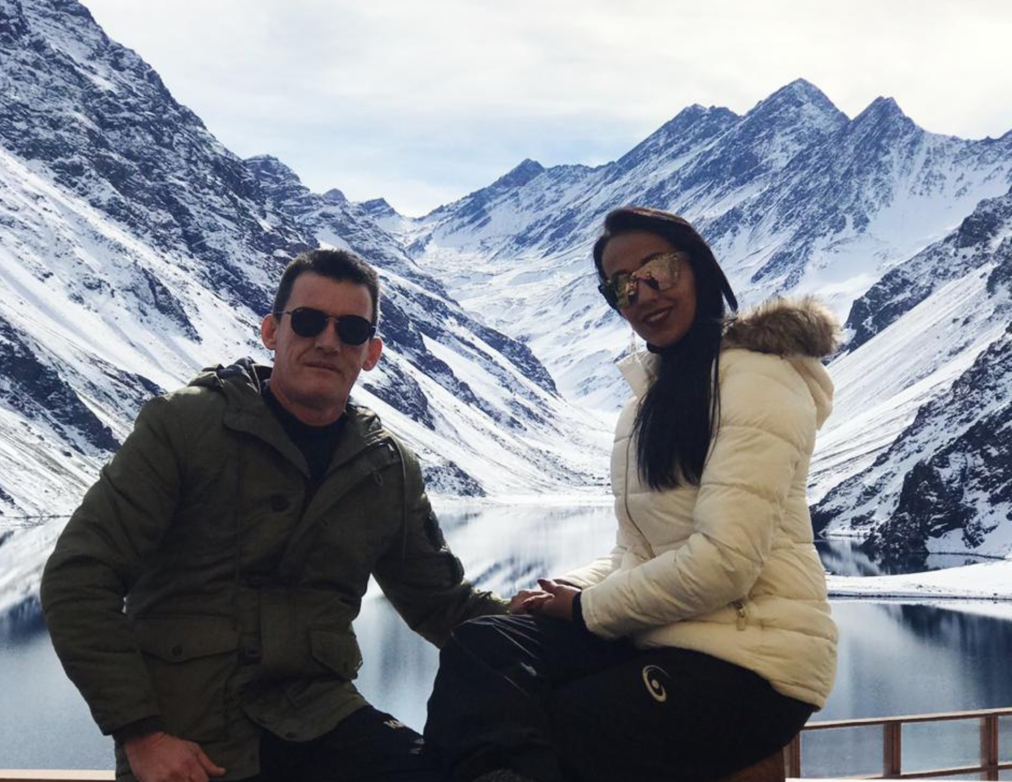 Pareja frente a Laguna 