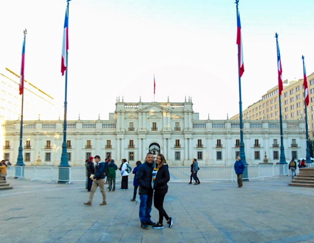 Pareja frente a la moneda