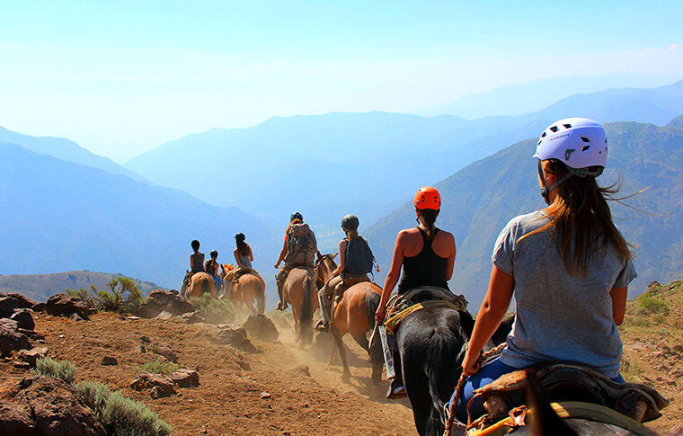 Personas en cabalgata Chile