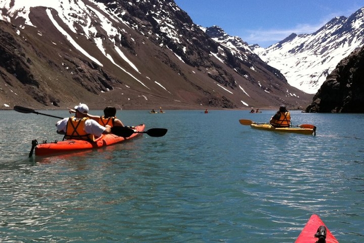 Personas haciendo kayak