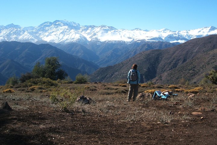 Personas descansando en la cordillera