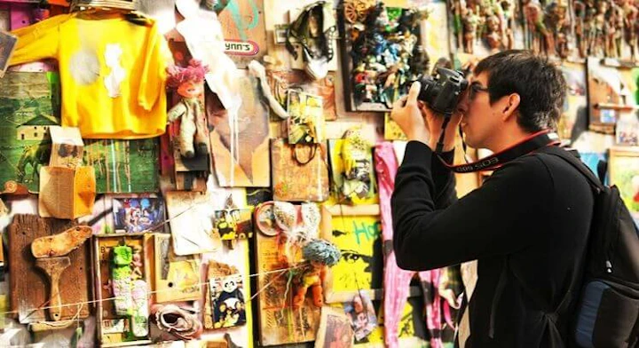 Fotógrafo y un mural