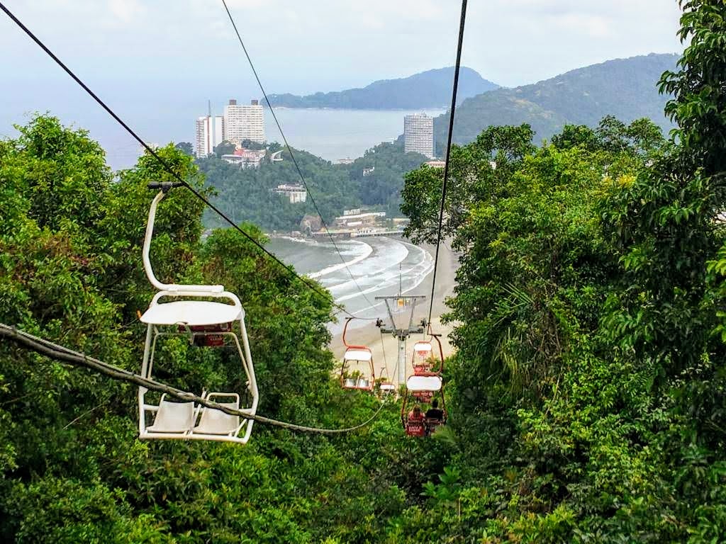 Teleférico con playa de fondo
