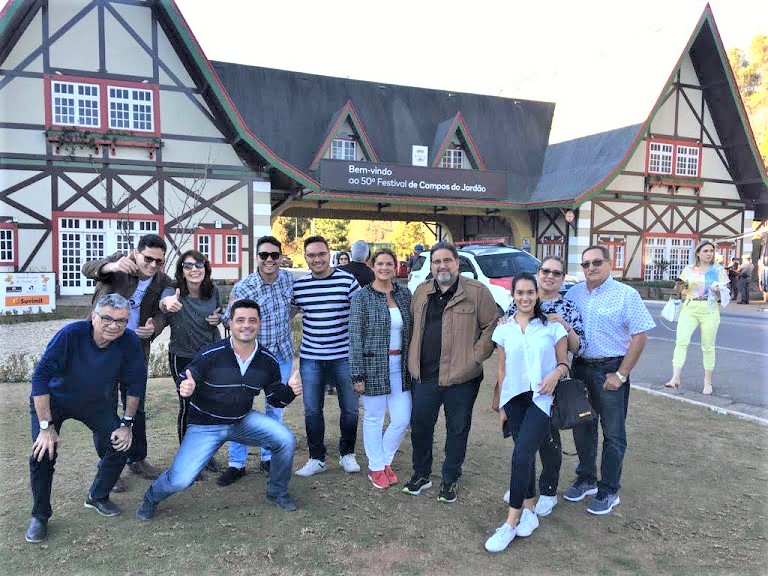 Turistas en el Portal de la Ciudad