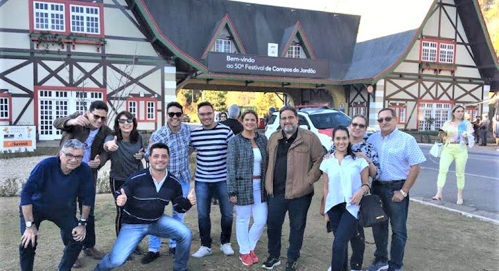 Turistas en el Portal de la Ciudad