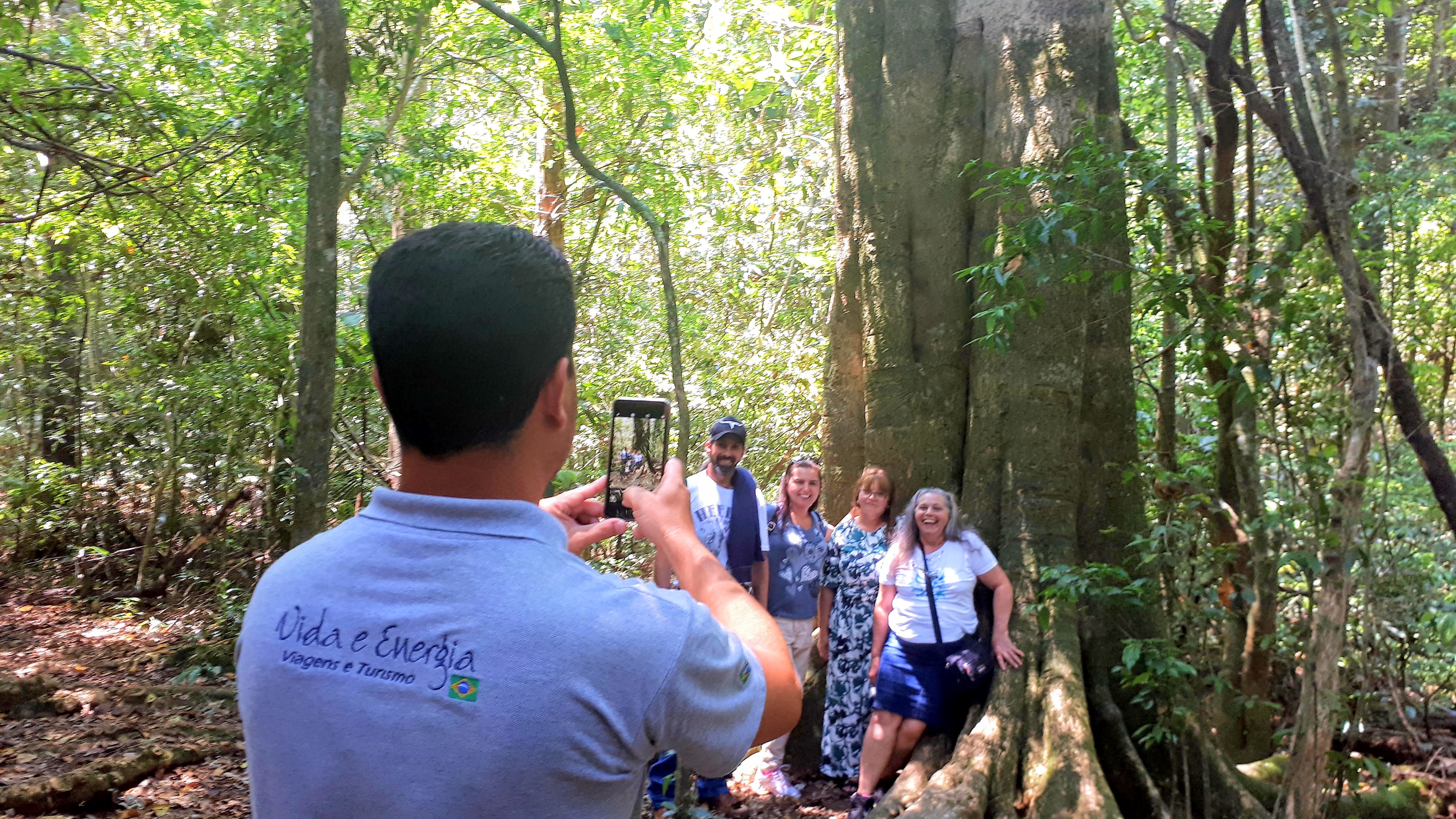 Guía tomando foto de turistas en el bosque