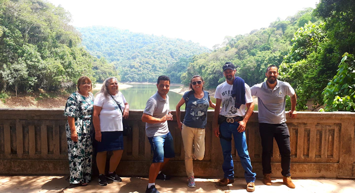 Turistas en mirador del río