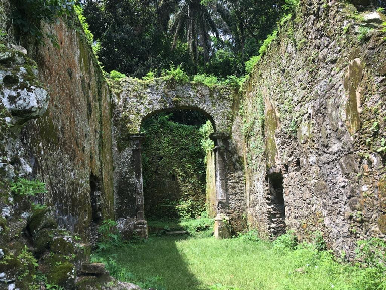 Ruinas en la trilha 3 Praias