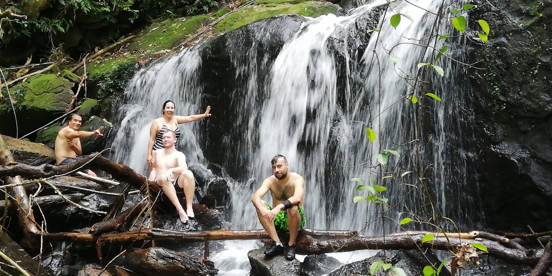 Turistas en la Cascada do Camburi