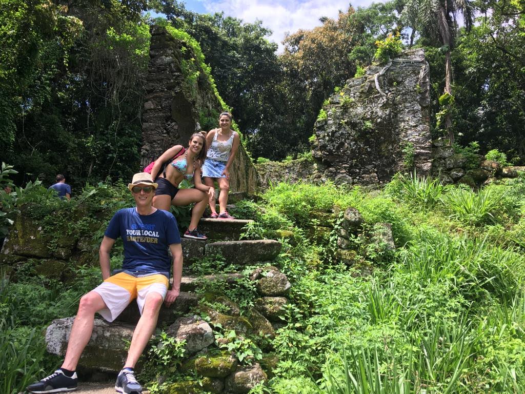 Turistas en Ruinas de la Trilha 3 Praias