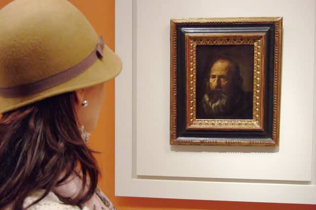 Persona observando pintura