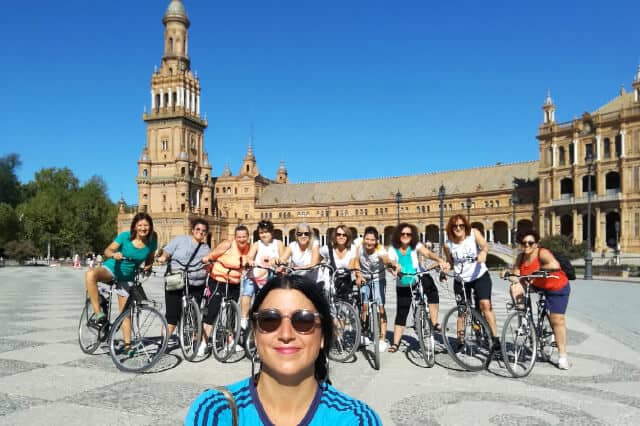 Grupo de personas en bicicleta