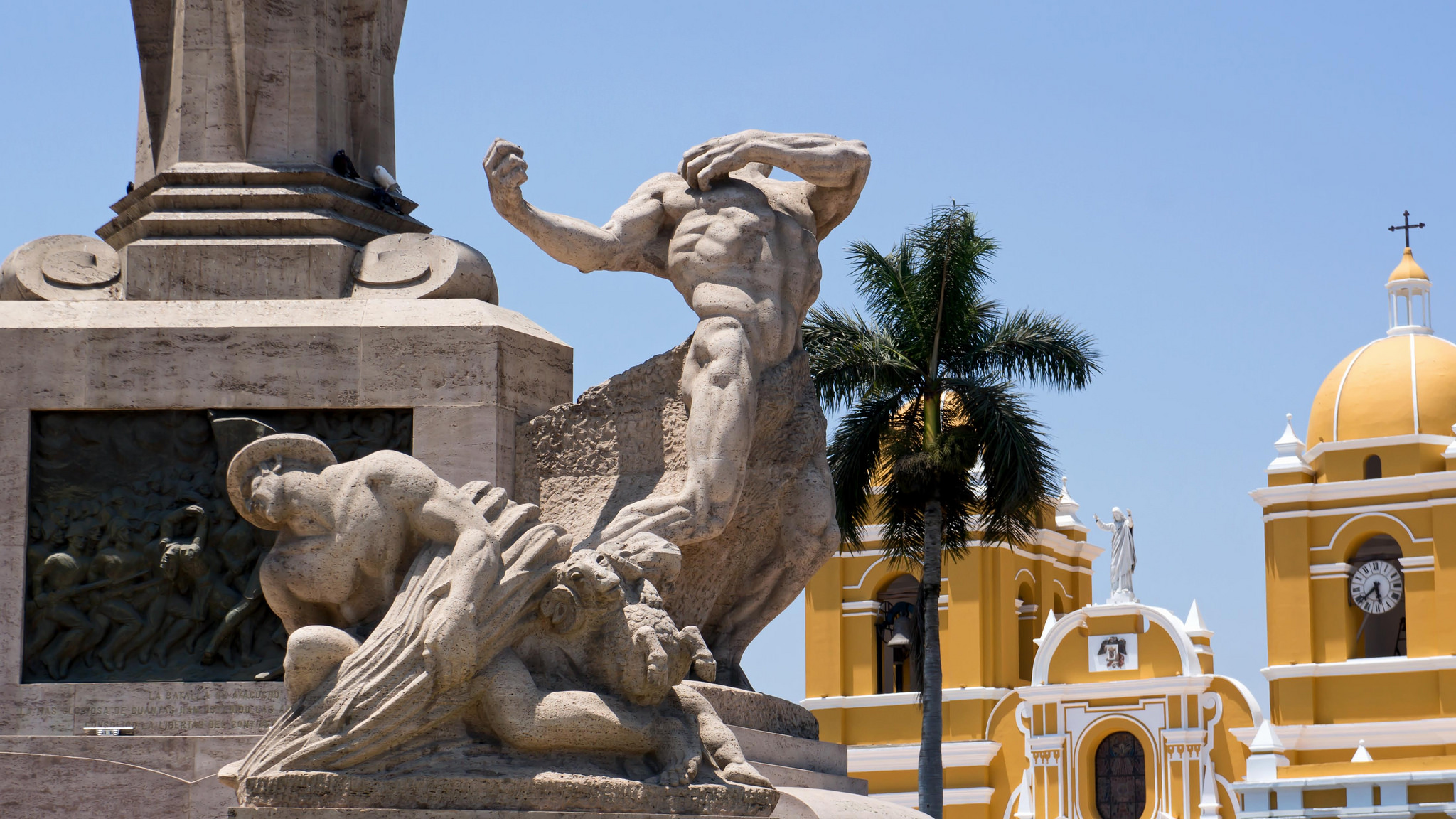 Monumento a Libertad y Catedral