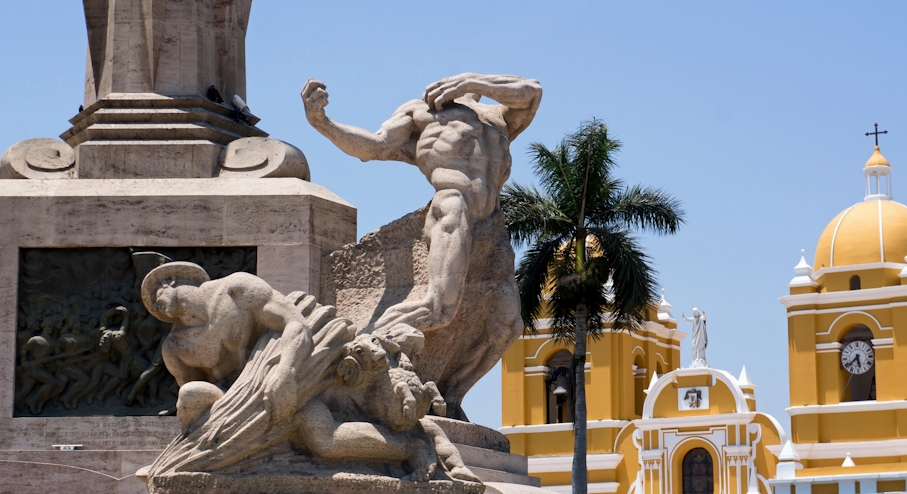 Monumento a Libertad y Catedral