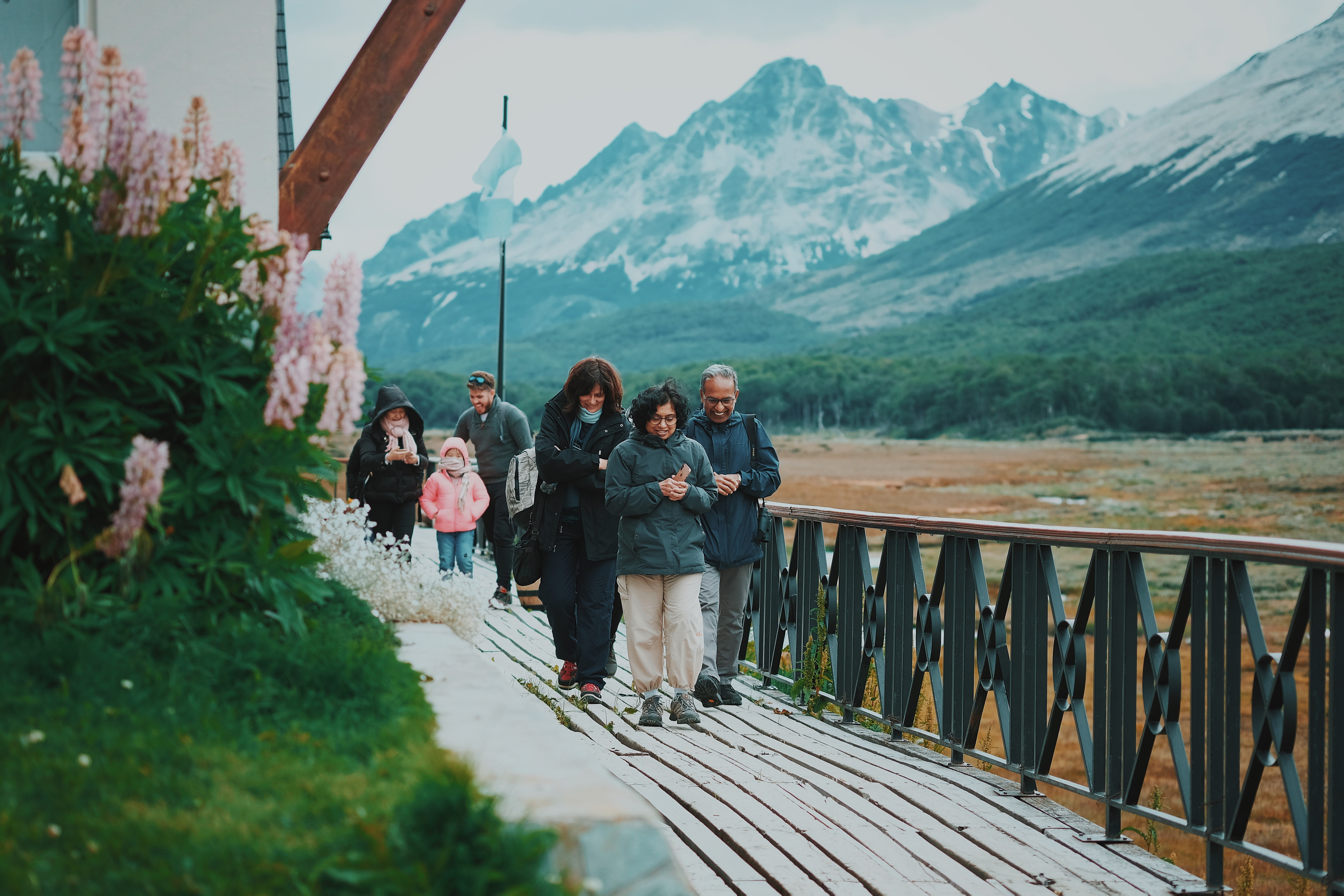 Personas con montañas de fondo