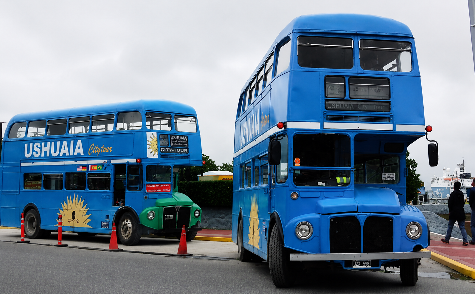 Flota de buses de dos pisos del Ushuaia City Tour estacionados en el puerto de la ciudad más austral del mundo