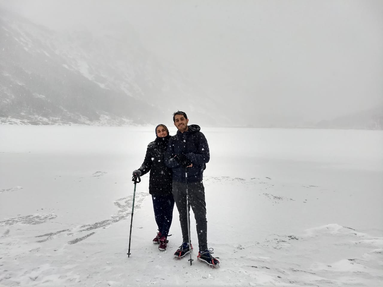 Personas en laguna esmeralda congelada