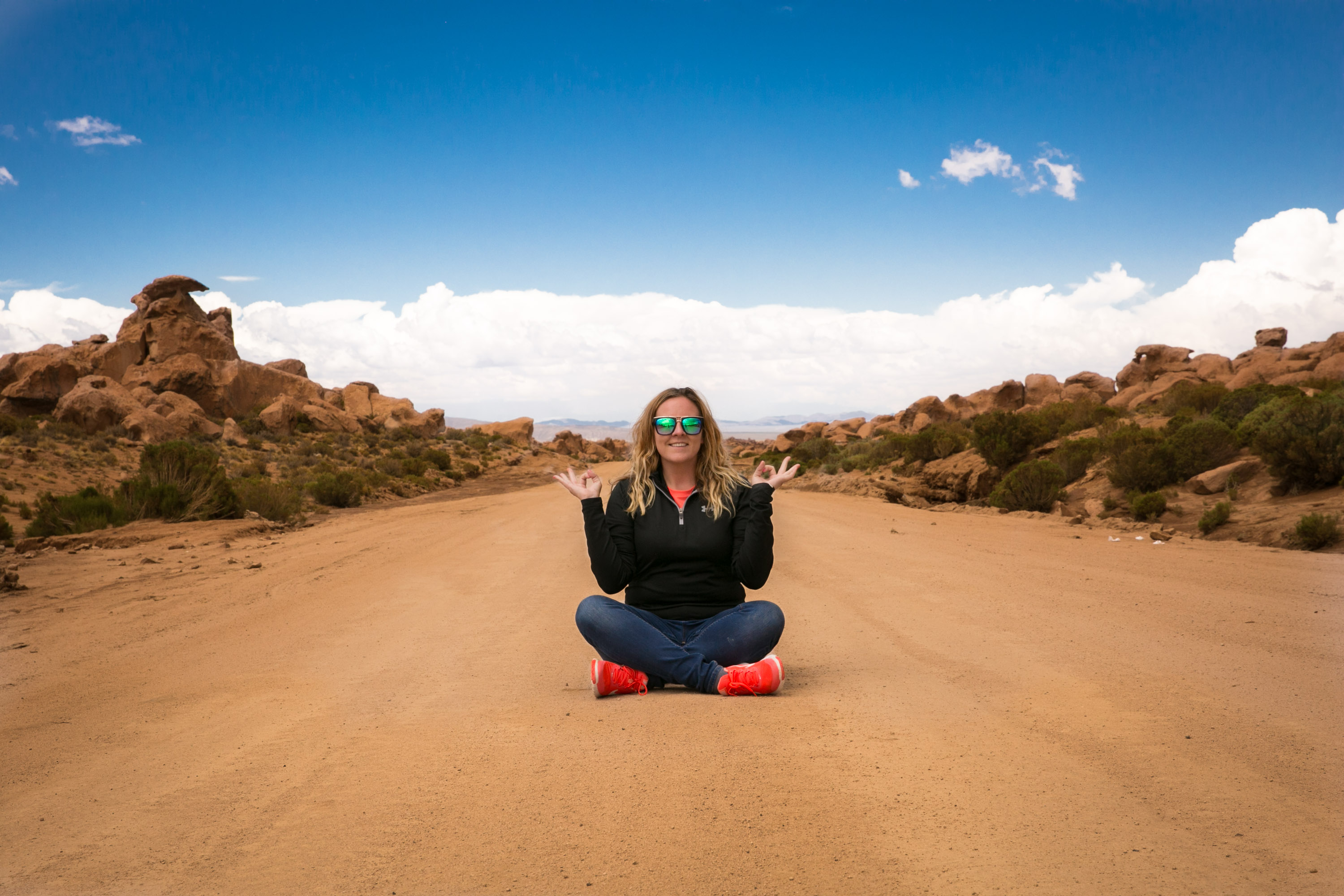 Mujer sentada en el camino al Salar de Uyuni.