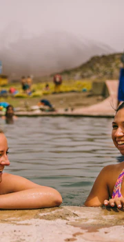 Imagen Salar de Uyuni (3 días) en Uyuni Mujeres sonriendo, tomando un baño en las termas de Polque.