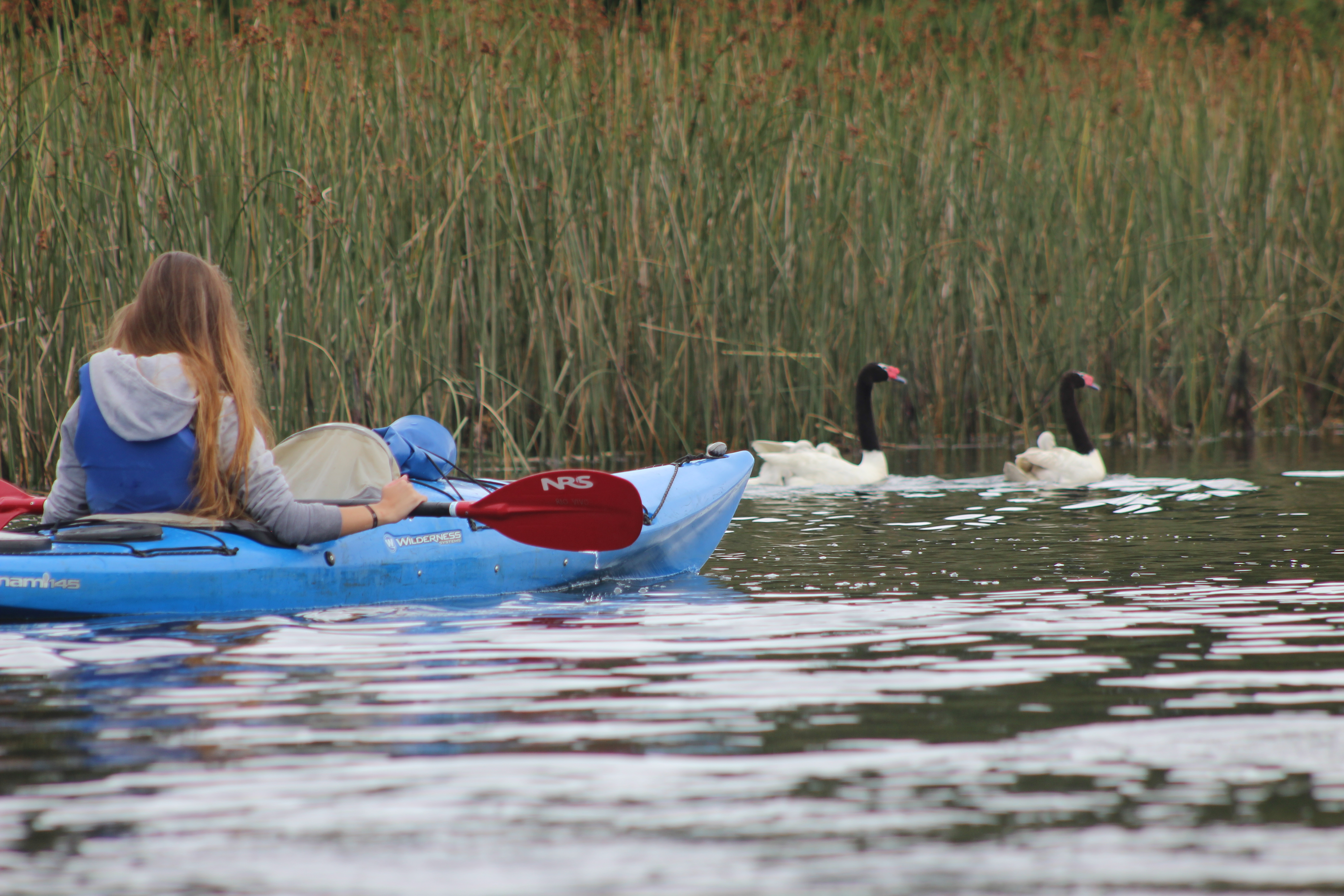 Mujer en kayak