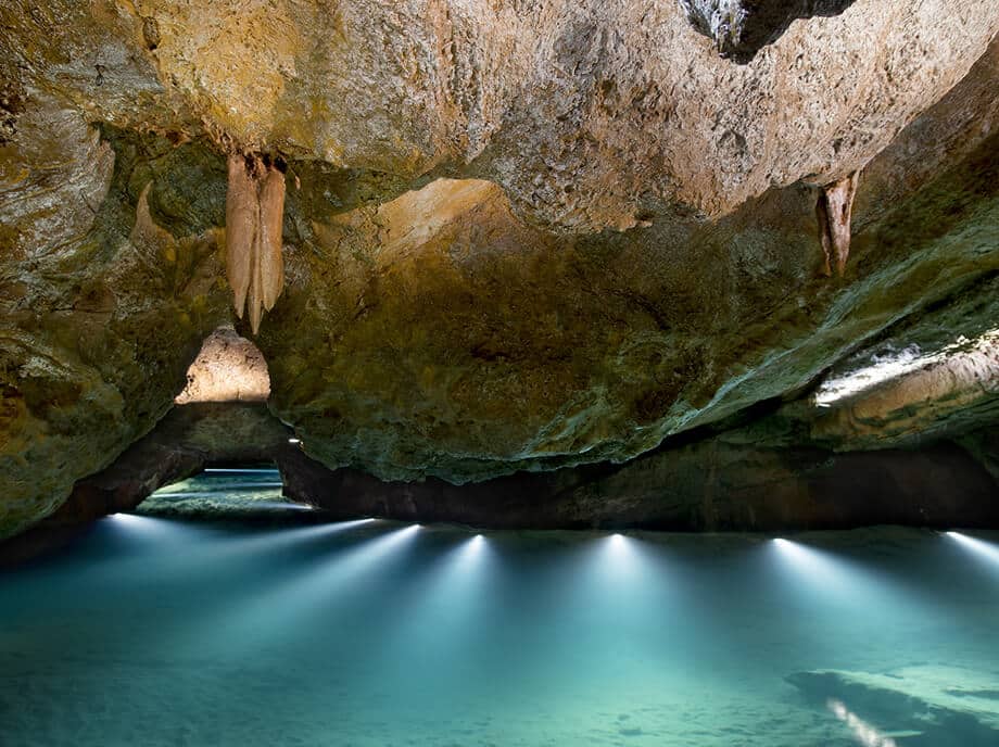 Cueva iluminada desde el agua