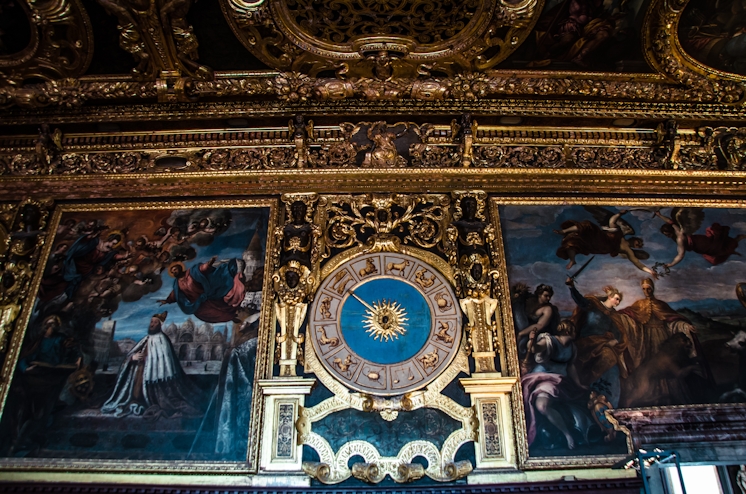 Reloj Astrológico de oro en el Palacio Ducal
